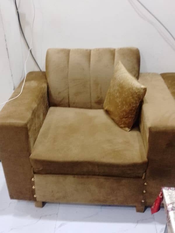 2 week use sofa set available almost nhi bilkil new condition 5