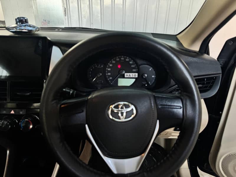 Toyota Yaris  GLI MT 1.3 2020 12