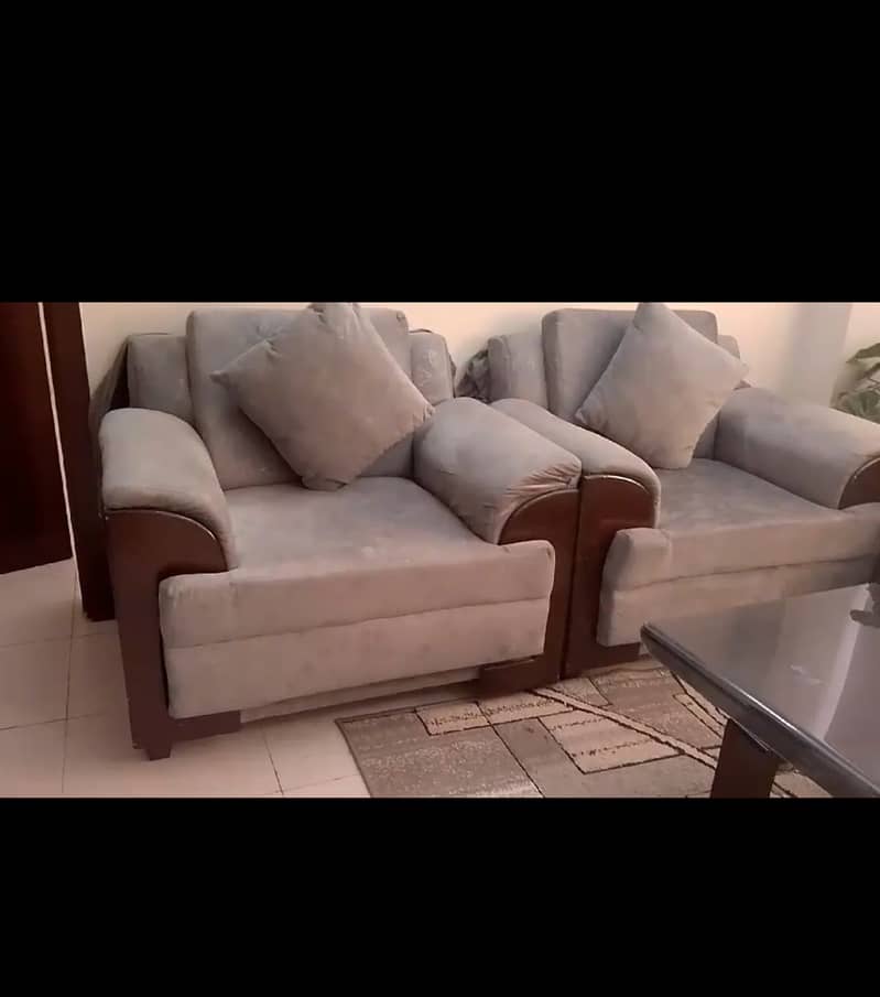 Sofas in brand new condition 1