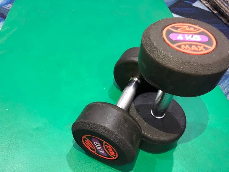 4 kg pair of dumbbells 3