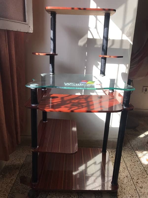 computer table for sell with excellent condition 0