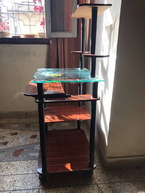 computer table for sell with excellent condition 1