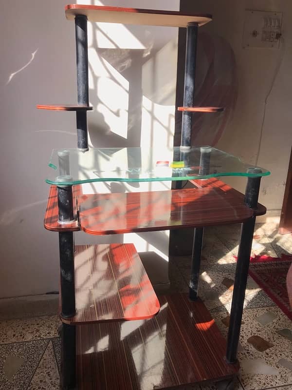 computer table for sell with excellent condition 2