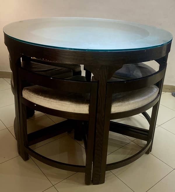 Round And Compact Dining Table 6 Seater 1