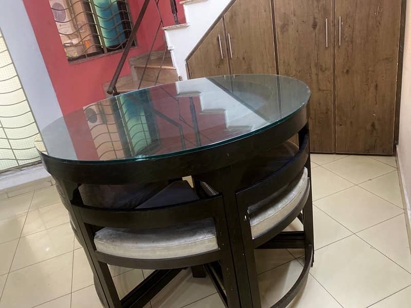 Round And Compact Dining Table 6 Seater 2