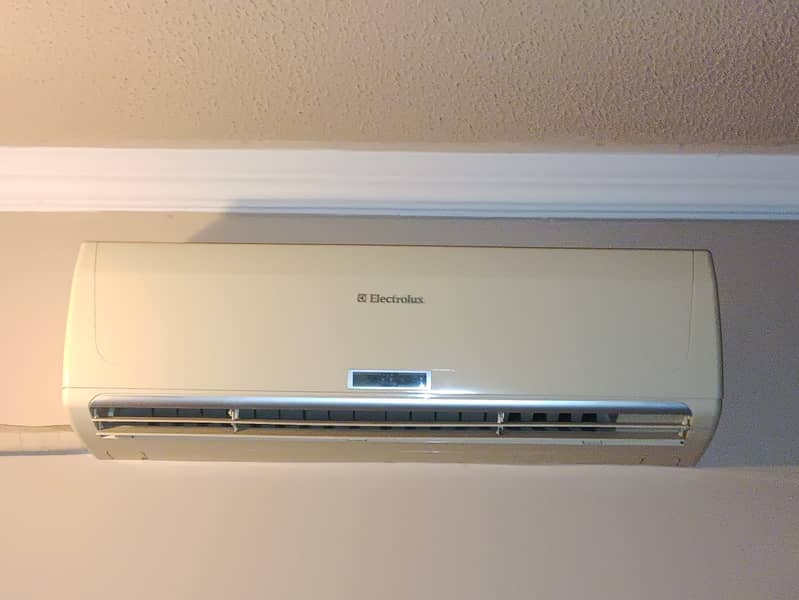 2 Ac Electrolux  indoor and outdoor unit good condition 2