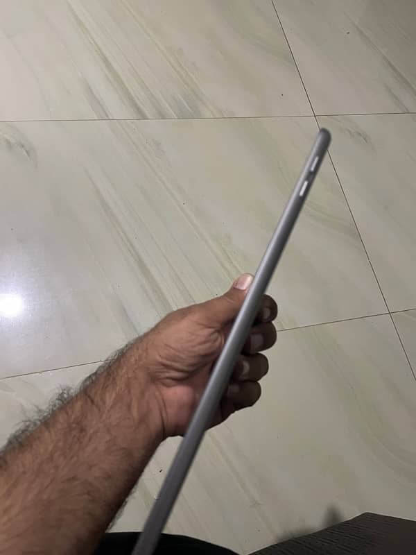 iPad 5th Genration 32 gb for sale 6