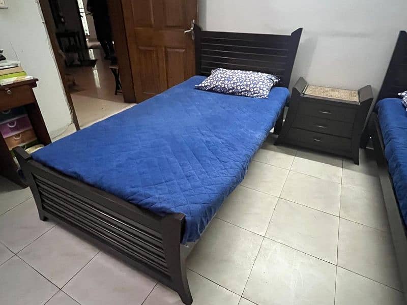 2 single pure wood beds with side table & 2 foam new mattresses 9