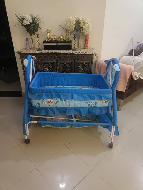 baby cot very new aik din b use n hva brand ne 2