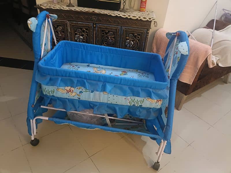 baby cot very new aik din b use n hva brand ne 3