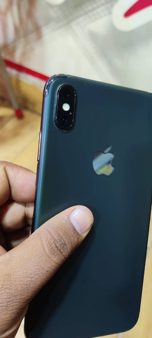 Apple iPhone XS Max 3