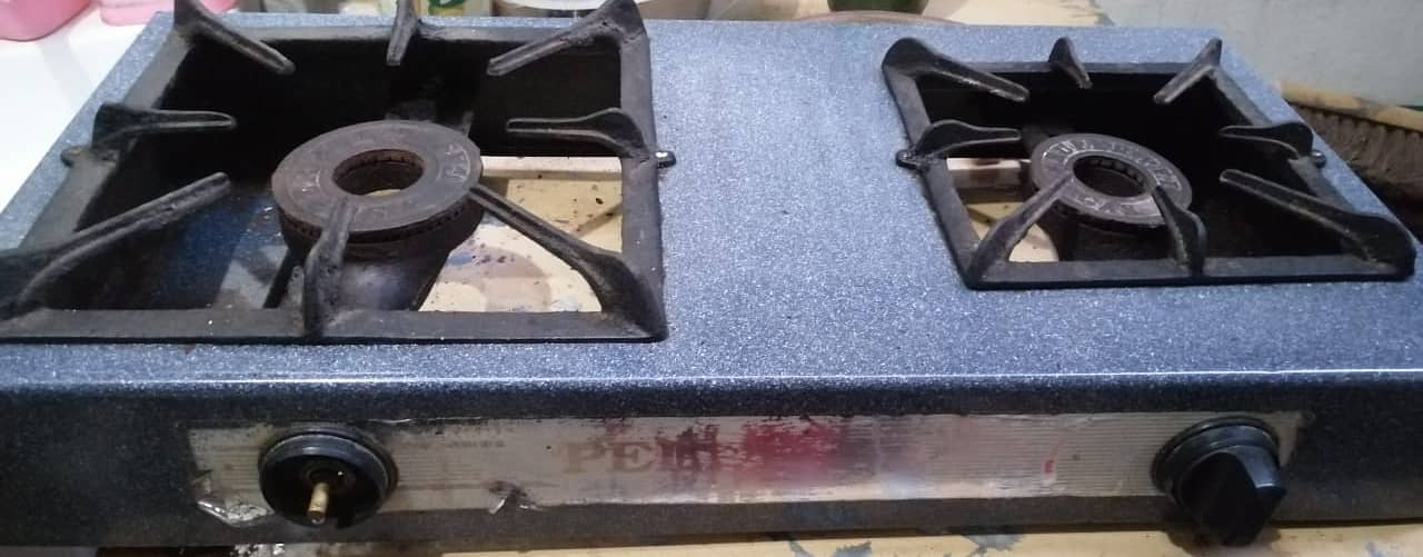 2 burner stove in perfect working condition with gas pipe 1