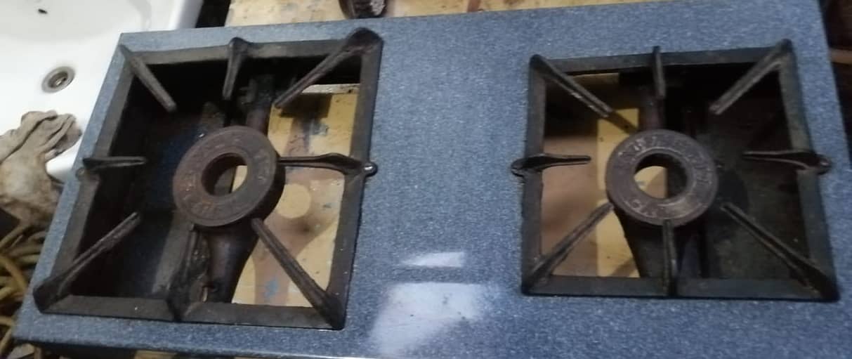 2 burner stove in perfect working condition with gas pipe 2