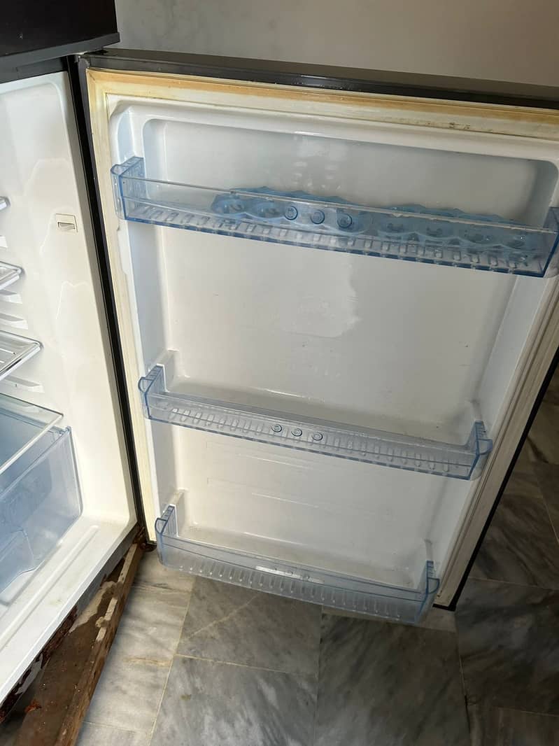 Haier Fridge Hrf 340 in Excellent condition 2