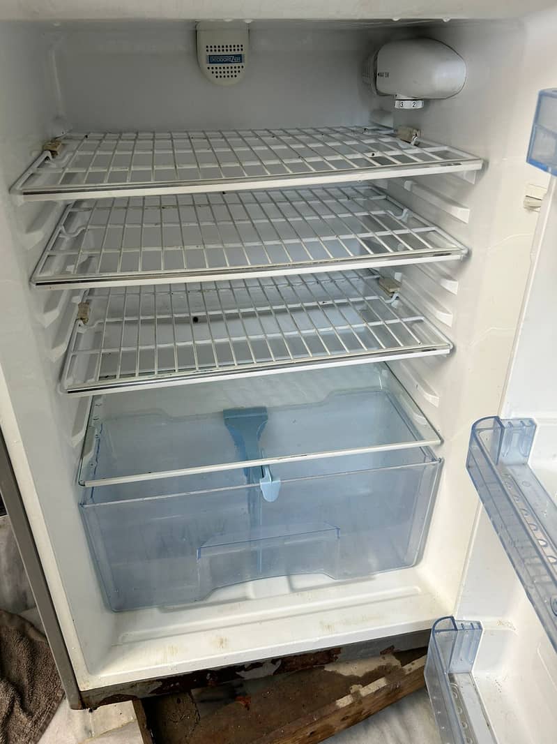 Haier Fridge Hrf 340 in Excellent condition 3