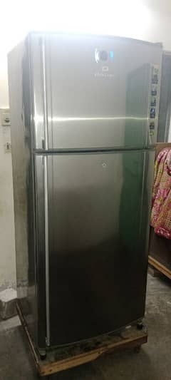 Dawlance company ki original halat mein jumbo size fridge hai