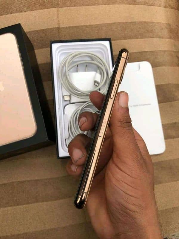 iPhone 11 Pro Max 256 GB 0 3 1 9 32 20 6 13 1