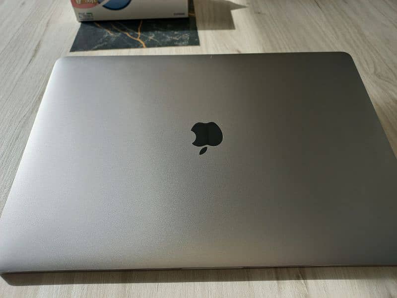 MacBook Pro 2018, 15-inch Retuna Display, 4gb Dedicated Card, i7, 16gb 5