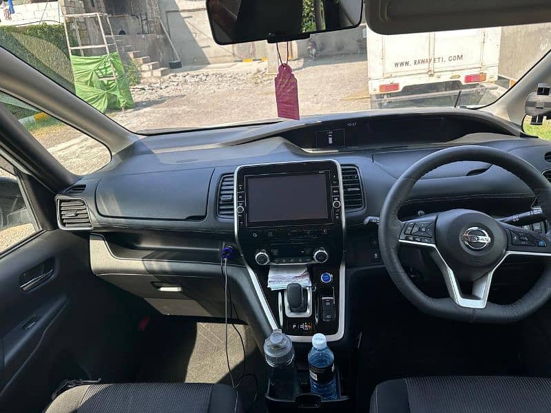 Nissan Serena 2018 5