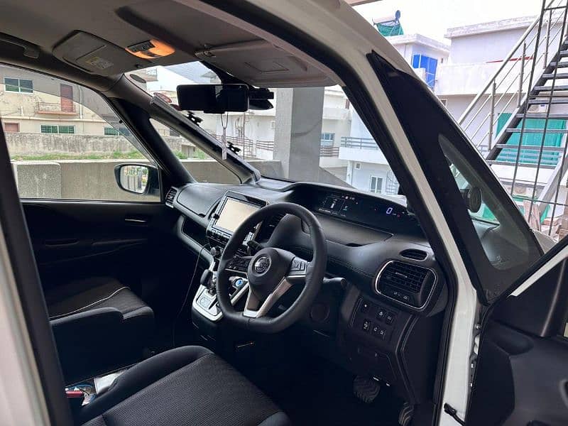 Nissan Serena 2018 7