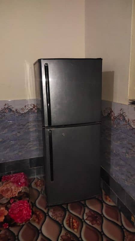 A VERY GOOD CONDITION FRIDGE FOR SALE ON A VERY GOOD PRICE 1