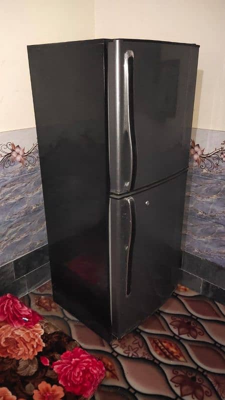 A VERY GOOD CONDITION FRIDGE FOR SALE ON A VERY GOOD PRICE 2