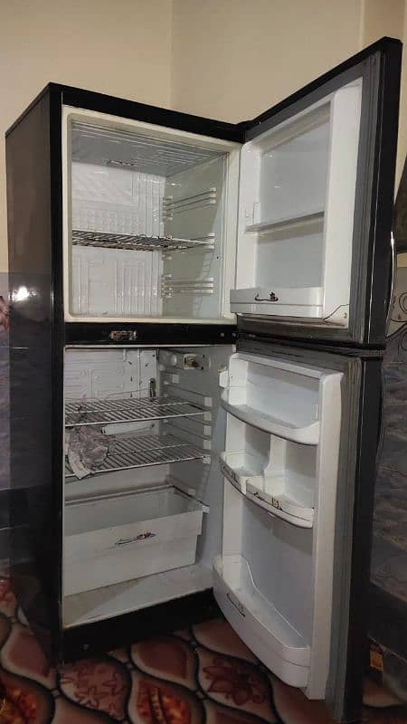 A VERY GOOD CONDITION FRIDGE FOR SALE ON A VERY GOOD PRICE 3