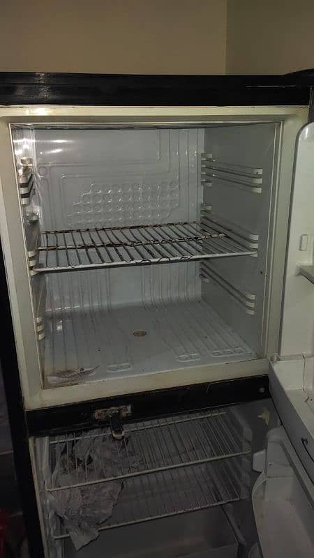 A VERY GOOD CONDITION FRIDGE FOR SALE ON A VERY GOOD PRICE 4