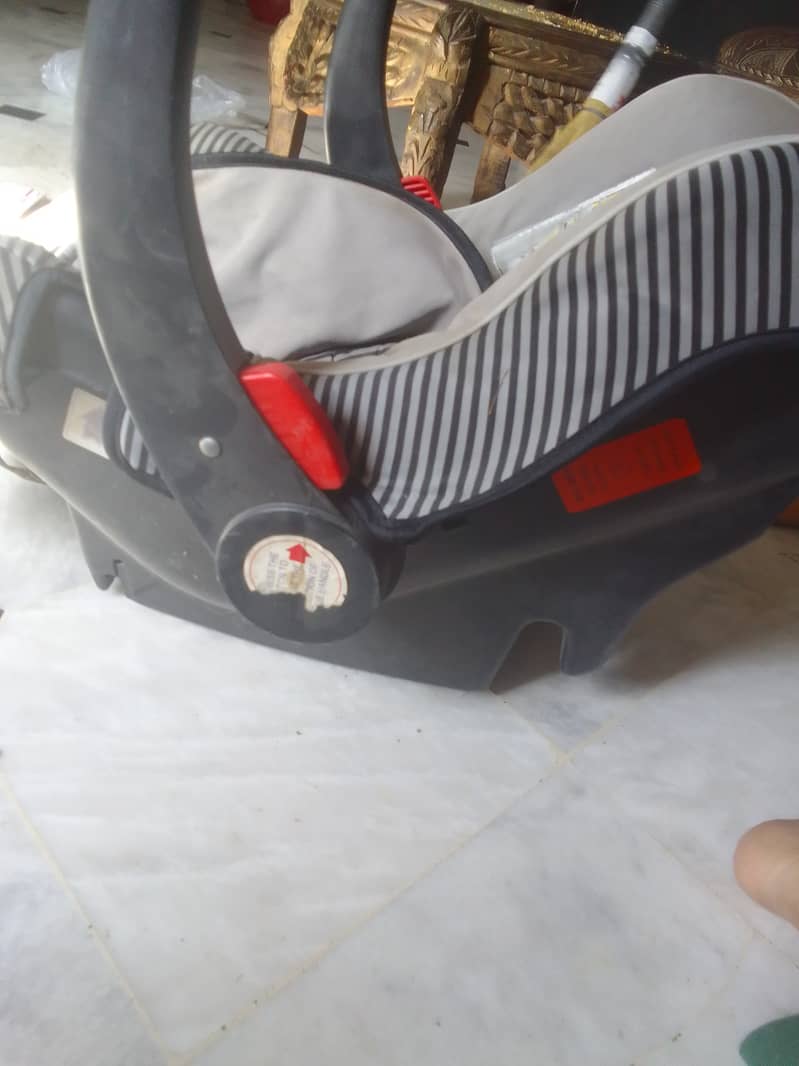 Bright start carry cot plus car seat in very good condition 0