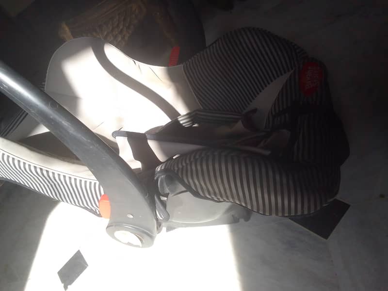 Bright start carry cot plus car seat in very good condition 2