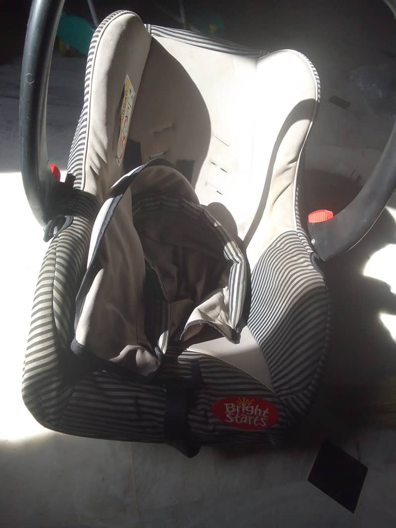 Bright start carry cot plus car seat in very good condition 3