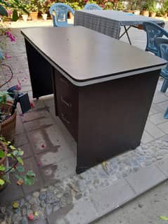 Office table in good condition with 3 drawers