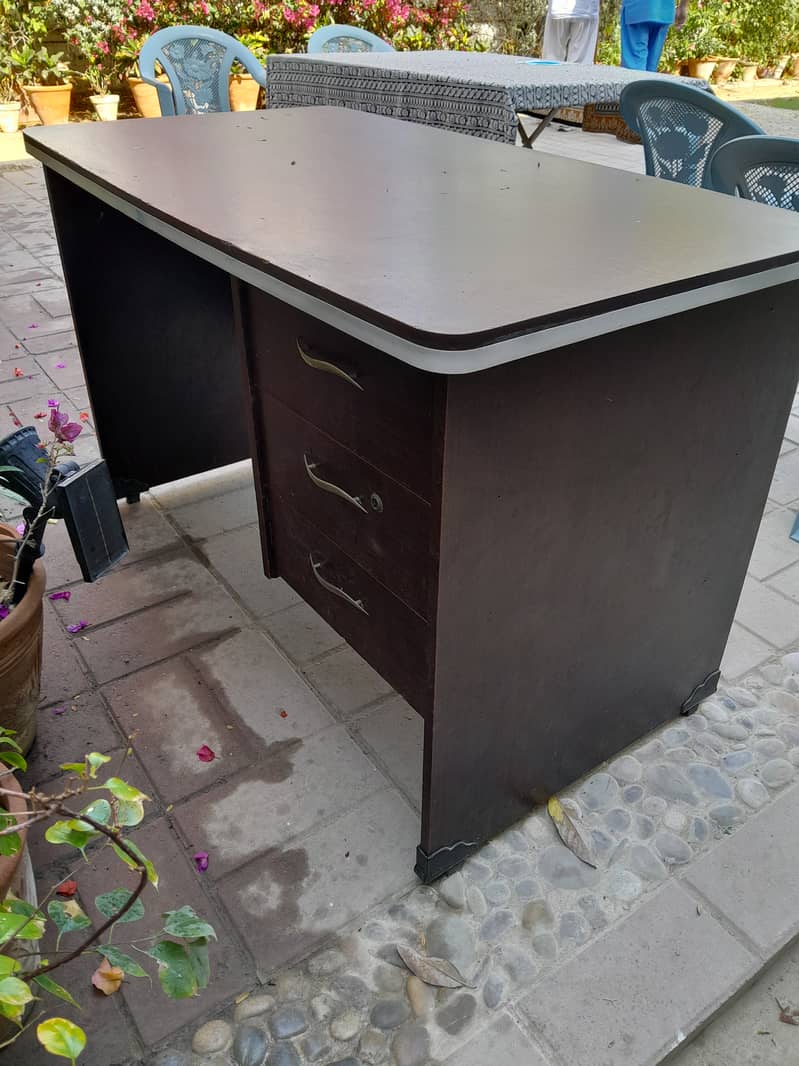 Office table in good condition with 3 drawers 1