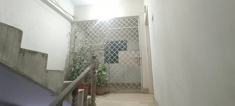 SECTOR-15-A/4 BEAUTIFUL G+2, FULLY RENOVATED,ROAD SE UNCHA HAI, BUFFER ZONE 8