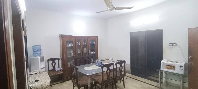 SECTOR-15-A/4 BEAUTIFUL G+2, FULLY RENOVATED,ROAD SE UNCHA HAI, BUFFER ZONE 13