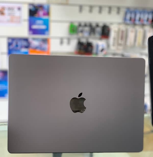 Macbook M3 Pro 14 inches 100% Battery Health Just 8 Cycles 1