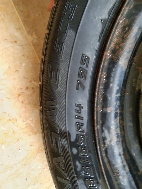 1 tyre reem k sath h corolla k gari ka h 0