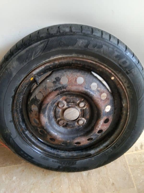 1 tyre reem k sath h corolla k gari ka h 1