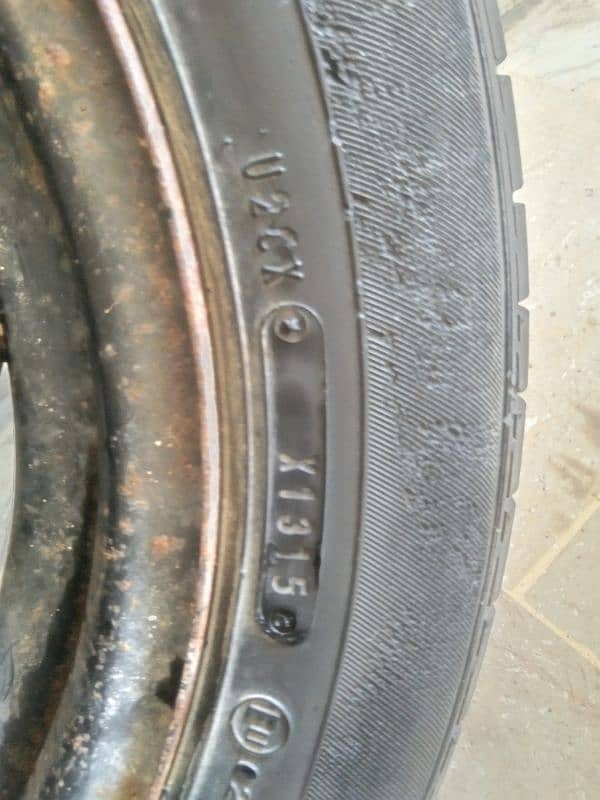 1 tyre reem k sath h corolla k gari ka h 2