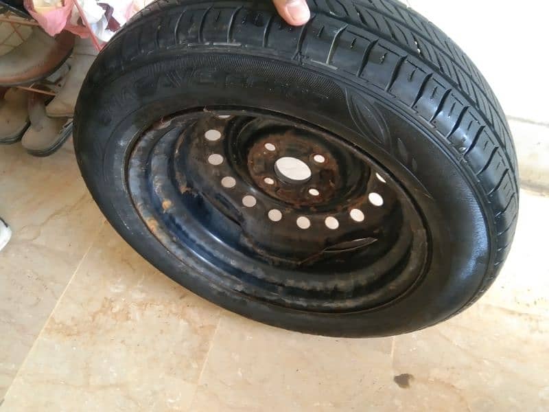 1 tyre reem k sath h corolla k gari ka h 4