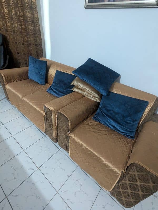 7 Seater new condition sofa set 1