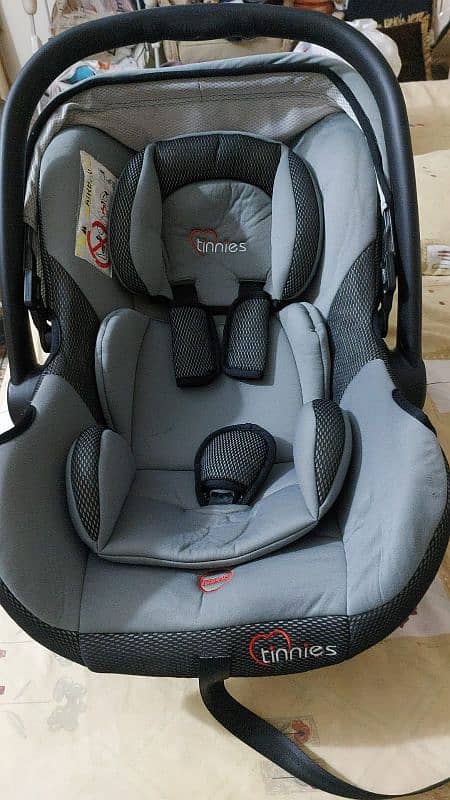 tinnies carry cot / car seat 0