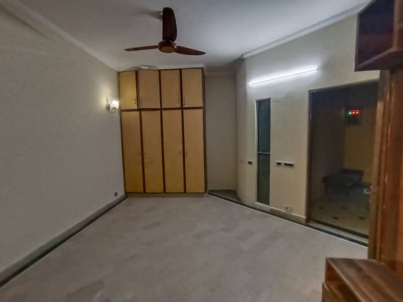 10 Marla Upper Portion For Rent In Block EE, DHA Phase 4, 4