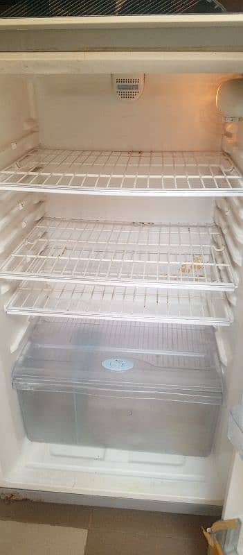 Haier REFRIGERATOR model 382 3