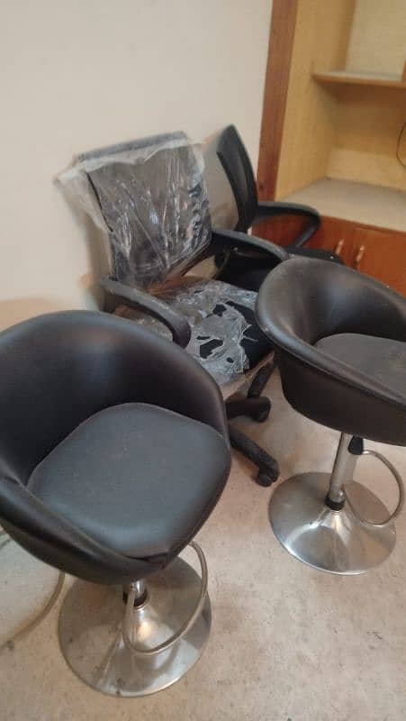 office chair,cluster,table for sale 1