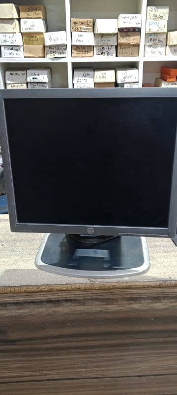 HP 19 inch led monitor ha jis Bhai ne Leni ho call kar Le 03024050979 0