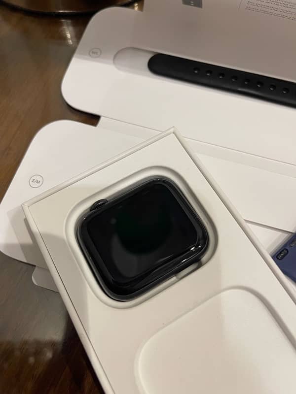 Apple watch Series 7 SE for sale with box and extra bands 1