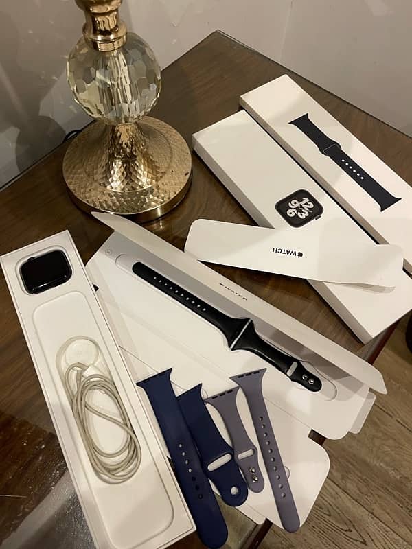 Apple watch Series 7 SE for sale with box and extra bands 2