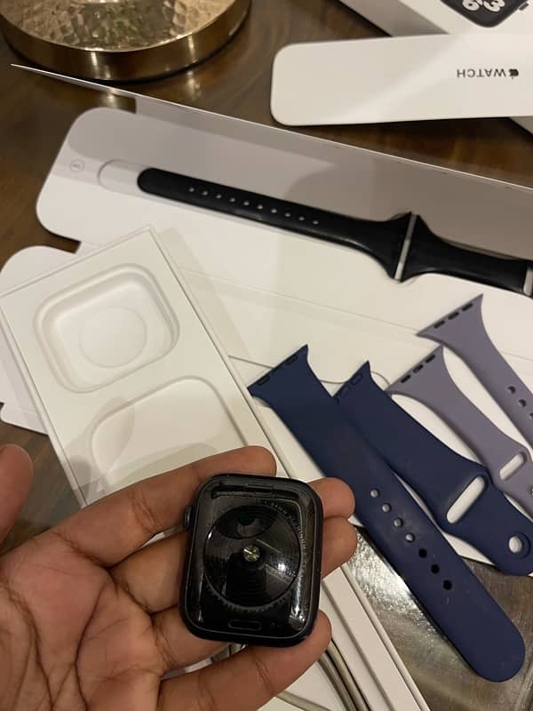 Apple watch Series 7 SE for sale with box and extra bands 4