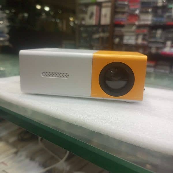 yg-300 mini projector 8